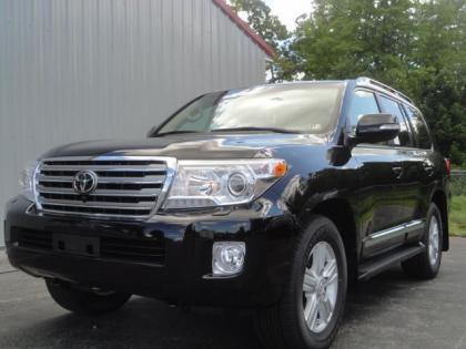 2013 TOYOTA LAND CRUISER V8 - BLACK ON BEIGE